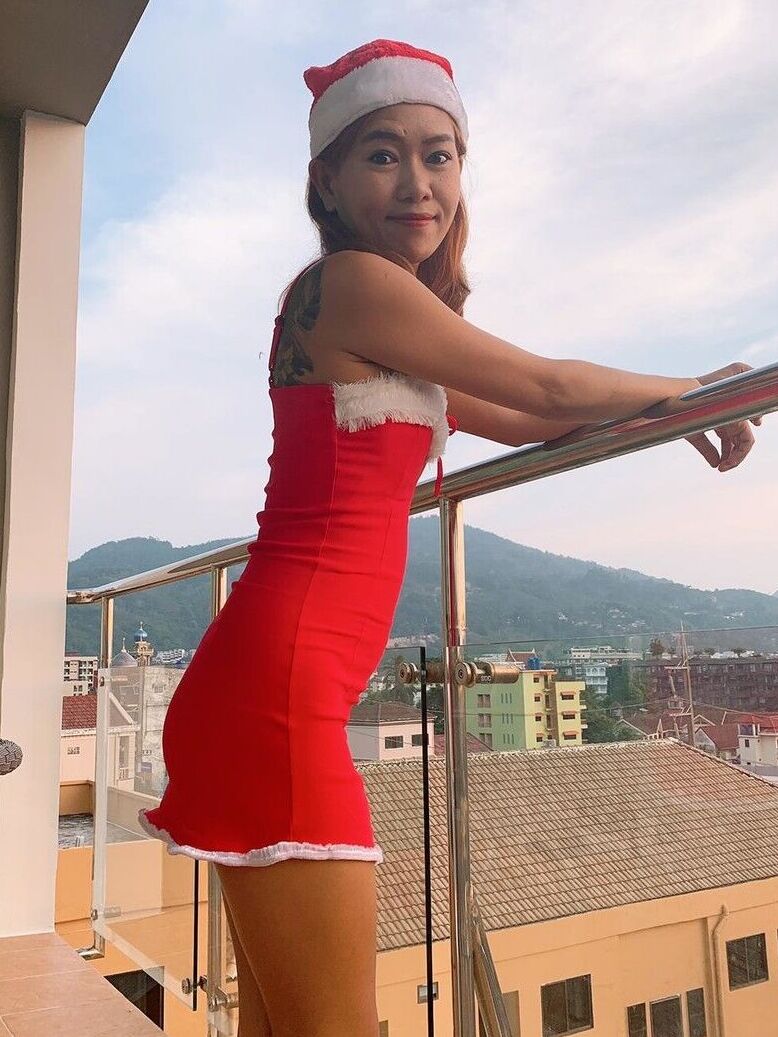Das 15P schlanke asiatische Mädchen Sub Suzy zeigt einen höschenlosen Upskirt in einem engen Weihnachtsoutfit