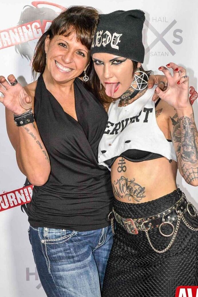 17P Rainhas da tinta super sexy comemoram com festa fetichista em festa de aniversário selvagem