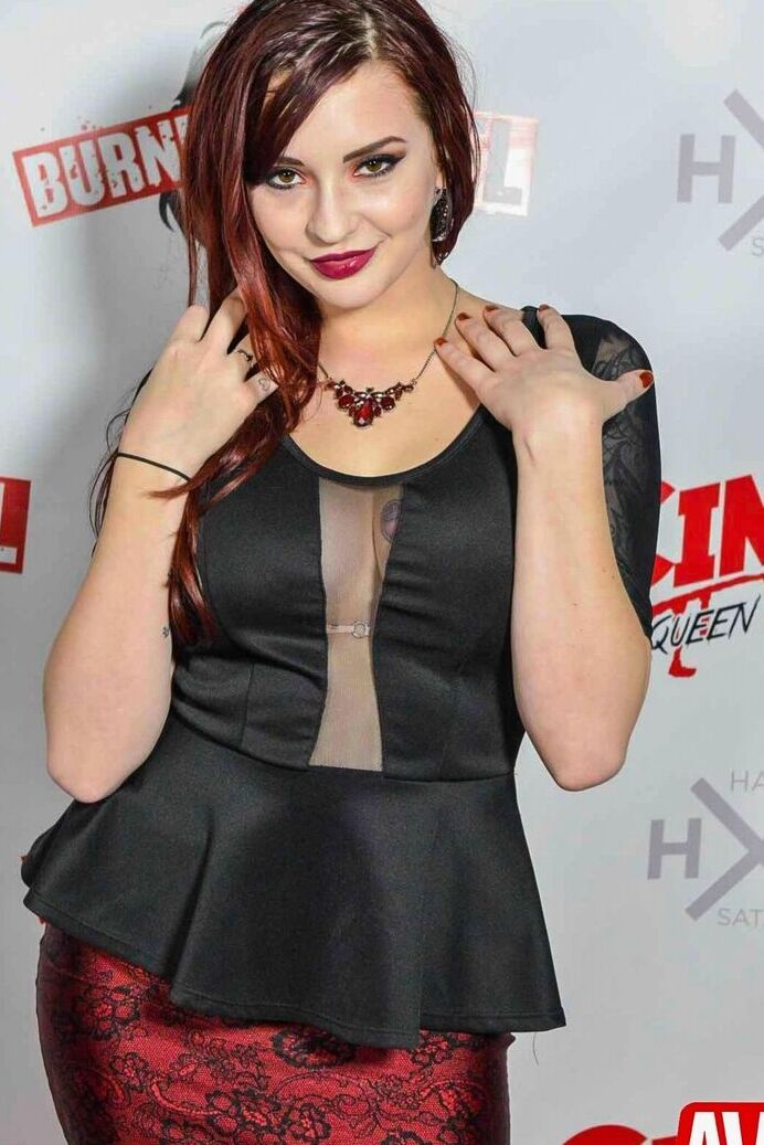 17P Rainhas da tinta super sexy comemoram com festa fetichista em festa de aniversário selvagem