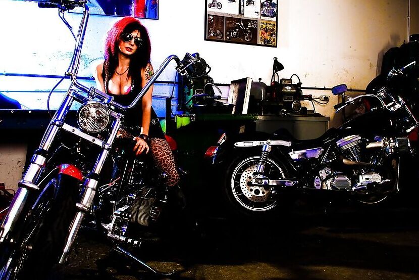 16P Joanna Angel, une amatrice tatouée, dévoile son cul de milf sur un vélo.