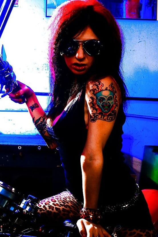 16P Joanna Angel, une amatrice tatouée, dévoile son cul de milf sur un vélo.