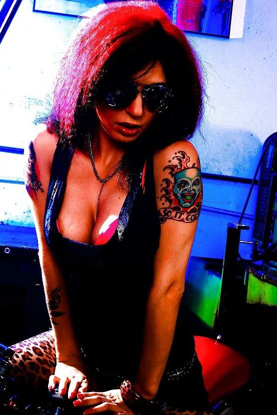 16P Joanna Angel, une amatrice tatouée, dévoile son cul de milf sur un vélo.
