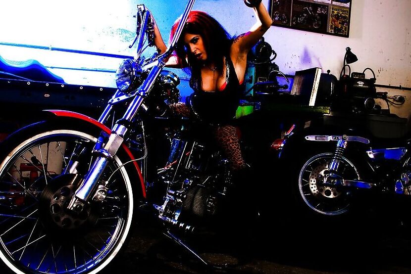 16P Joanna Angel, une amatrice tatouée, dévoile son cul de milf sur un vélo.