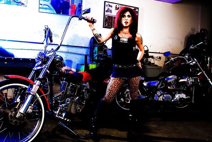 16P Joanna Angel, une amatrice tatouée, dévoile son cul de milf sur un vélo.