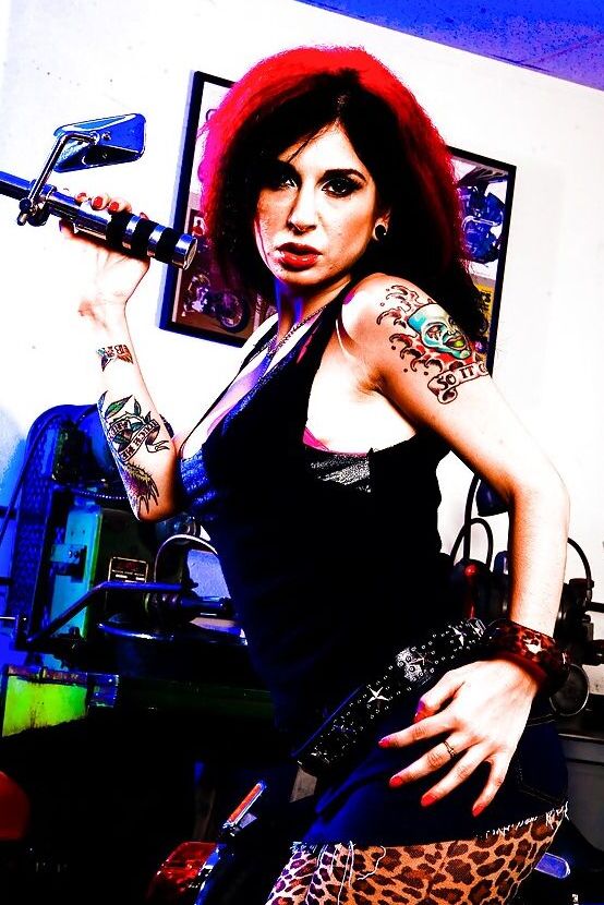 16P Joanna Angel, une amatrice tatouée, dévoile son cul de milf sur un vélo.