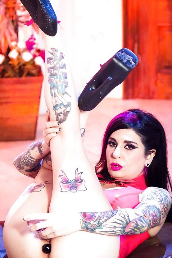 16P Joanna Angel zeigt einige erstaunliche Kurven in einem sexy roten Kleid