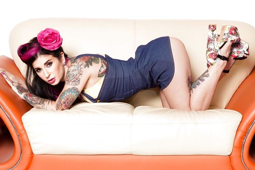 16P Joanna Angel, une MILF tatouée, participe à une scène de pose amateur.