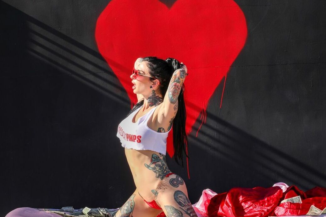 Die 21P Inked American MILF Joanna Angel posiert in ihrem weißen Top und roten Höschen