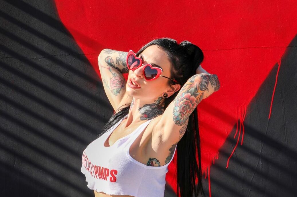 Die 21P Inked American MILF Joanna Angel posiert in ihrem weißen Top und roten Höschen