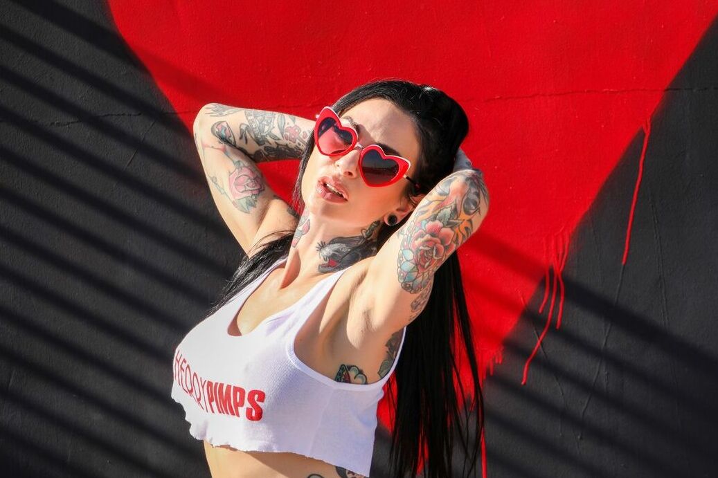 Die 21P Inked American MILF Joanna Angel posiert in ihrem weißen Top und roten Höschen