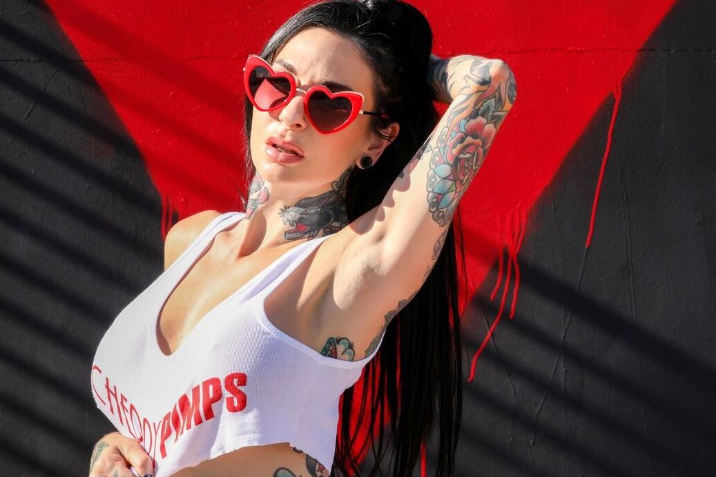 Die 21P Inked American MILF Joanna Angel posiert in ihrem weißen Top und roten Höschen