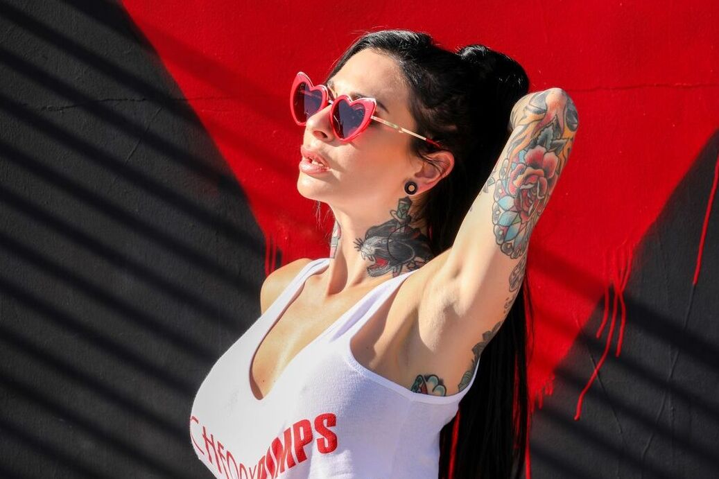 Die 21P Inked American MILF Joanna Angel posiert in ihrem weißen Top und roten Höschen
