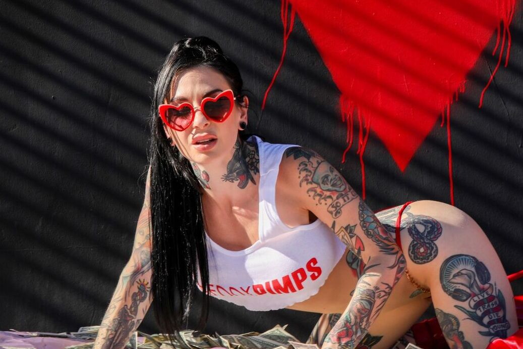 Die 21P Inked American MILF Joanna Angel posiert in ihrem weißen Top und roten Höschen