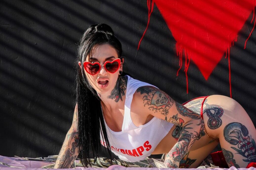 Die 21P Inked American MILF Joanna Angel posiert in ihrem weißen Top und roten Höschen