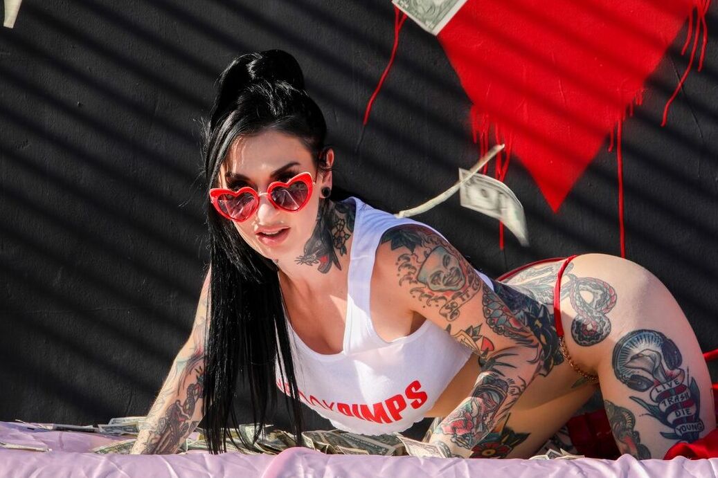 Die 21P Inked American MILF Joanna Angel posiert in ihrem weißen Top und roten Höschen