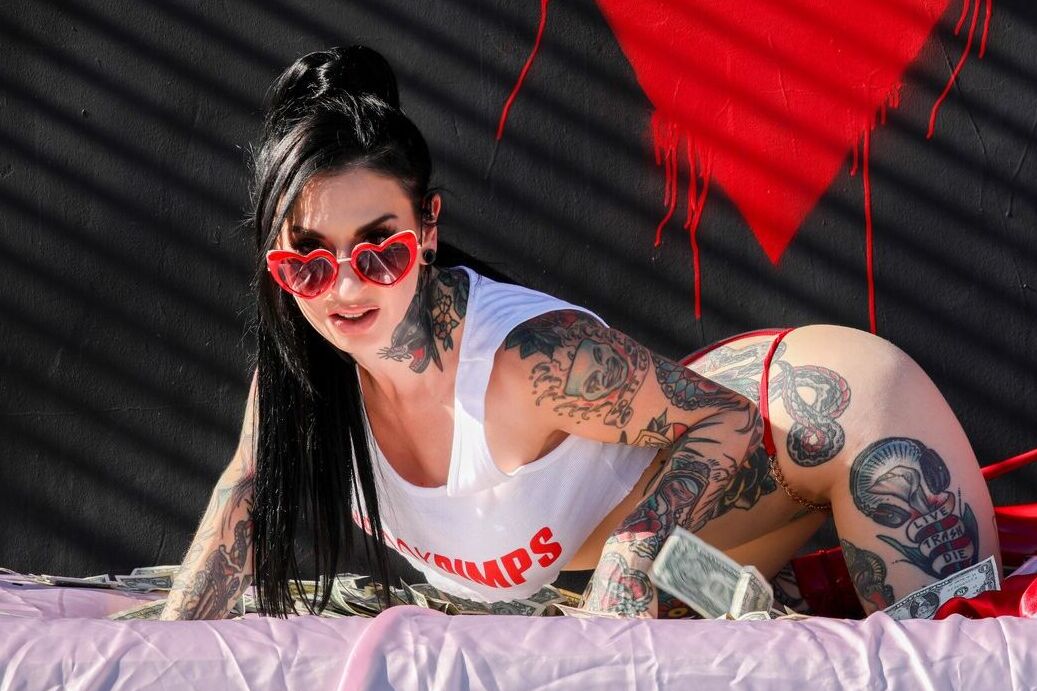 Die 21P Inked American MILF Joanna Angel posiert in ihrem weißen Top und roten Höschen