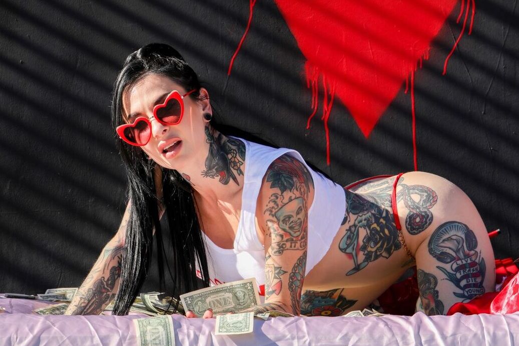 Die 21P Inked American MILF Joanna Angel posiert in ihrem weißen Top und roten Höschen