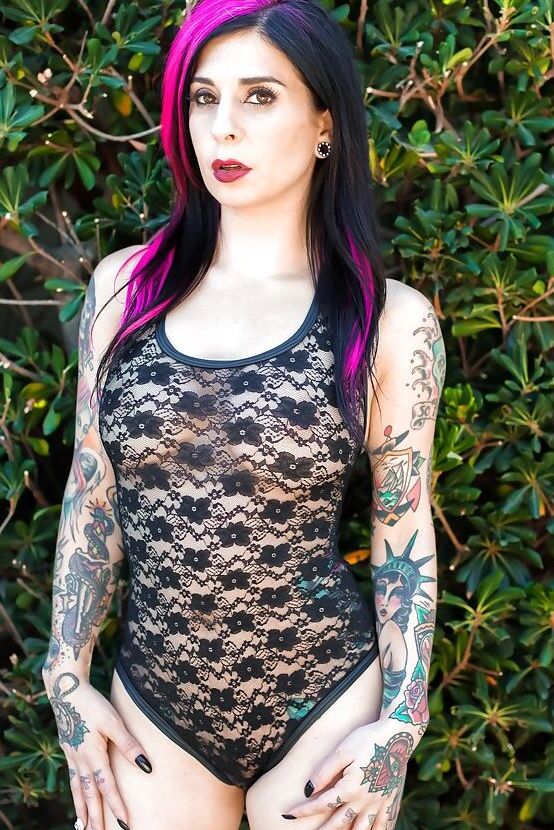 16P, Joanna Angel, une amatrice tatouée, montre son cul et ses gros seins en plein air.