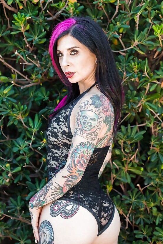 16P, Joanna Angel, une amatrice tatouée, montre son cul et ses gros seins en plein air.