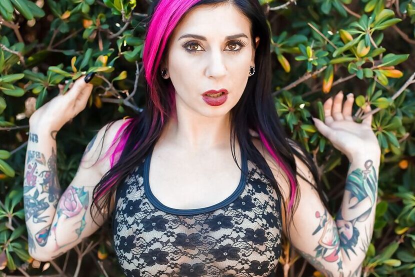 16P, Joanna Angel, une amatrice tatouée, montre son cul et ses gros seins en plein air.