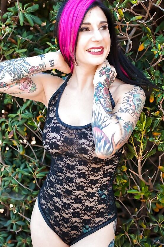16P, Joanna Angel, une amatrice tatouée, montre son cul et ses gros seins en plein air.