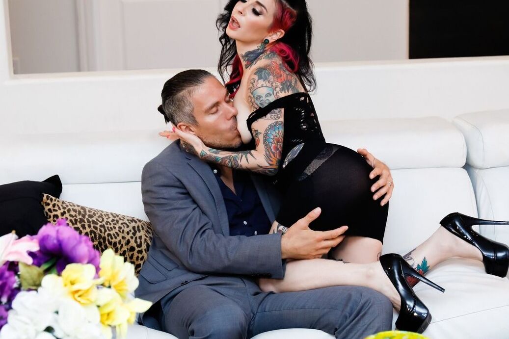 15P Garota tatuada com cabelo tingido seduz seu amigo antes do sexo A2M
