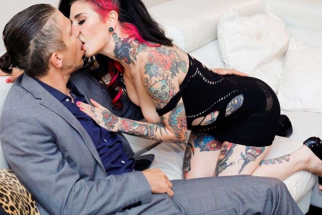 15P Garota tatuada com cabelo tingido seduz seu amigo antes do sexo A2M