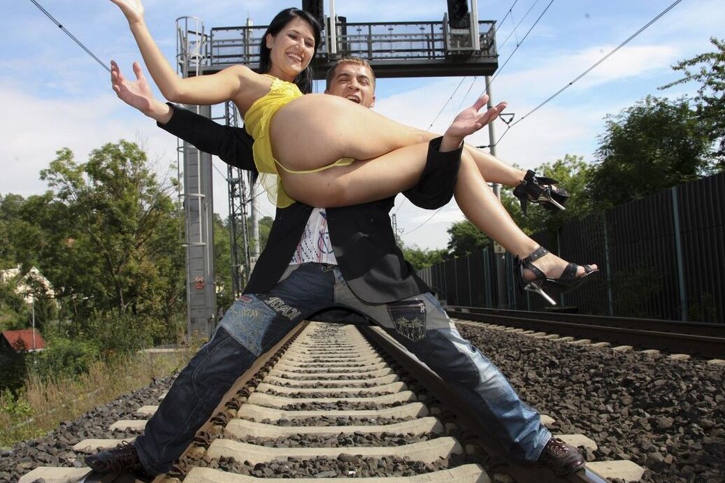 21P Die süße, geile Teenie Lucy Bell lässt sich auf der Bahn die Möse stopfen