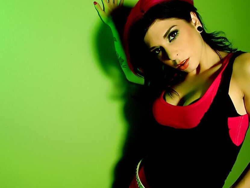 16P La nena amateur Joanna Angel tiene grandes tetas sexys y un bonito tatuaje