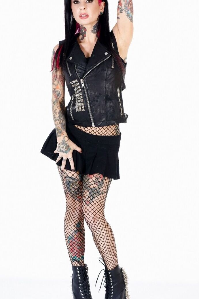 17P La mala culona de Joanna Angel en medias de red