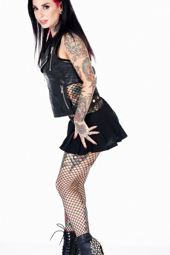17P La mala culona de Joanna Angel en medias de red