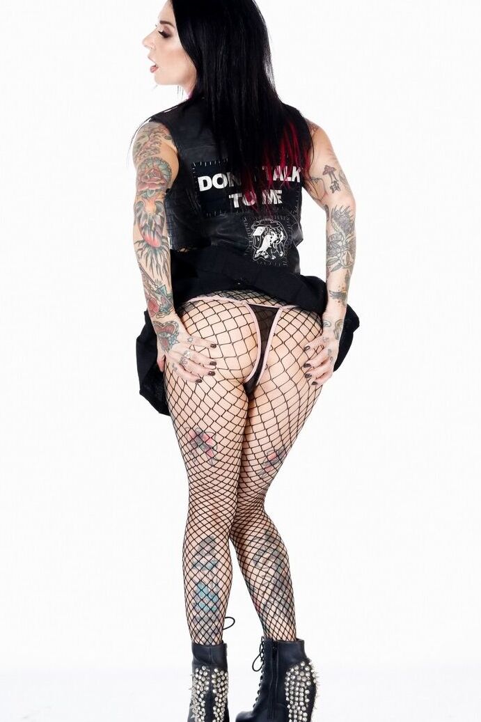 17P La mala culona de Joanna Angel en medias de red
