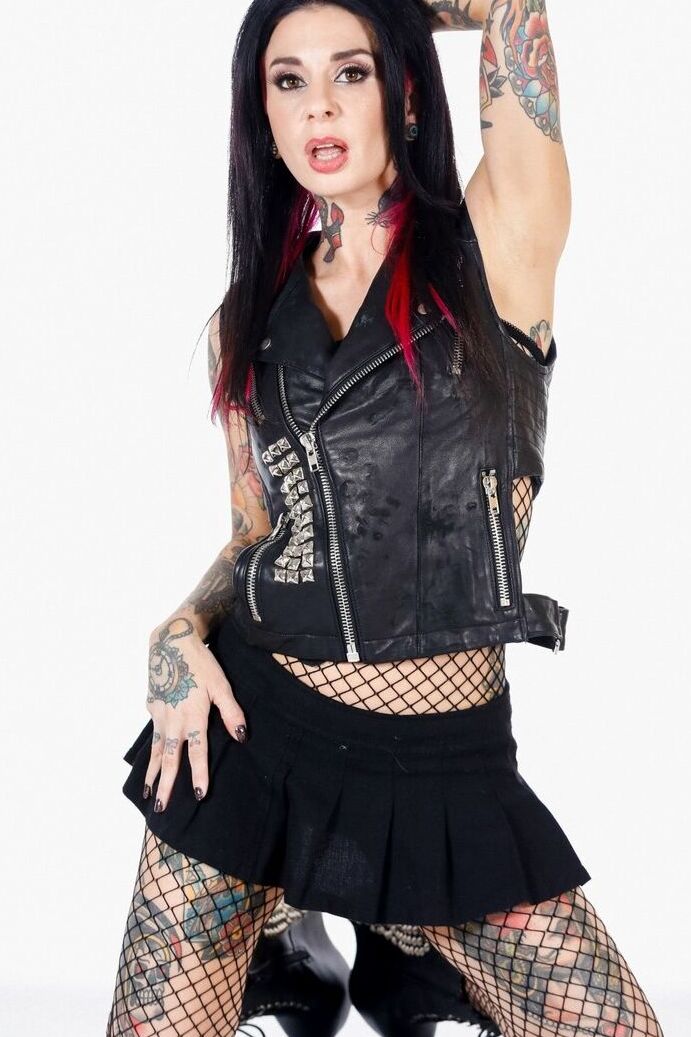 17P La mala culona de Joanna Angel en medias de red