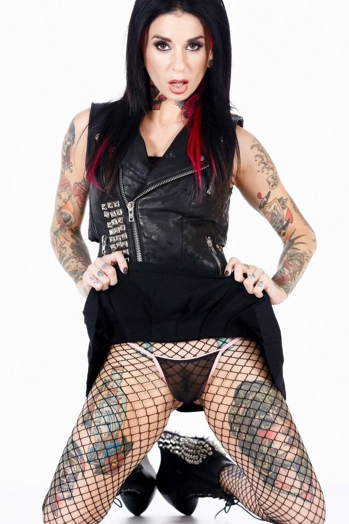 17P La mala culona de Joanna Angel en medias de red