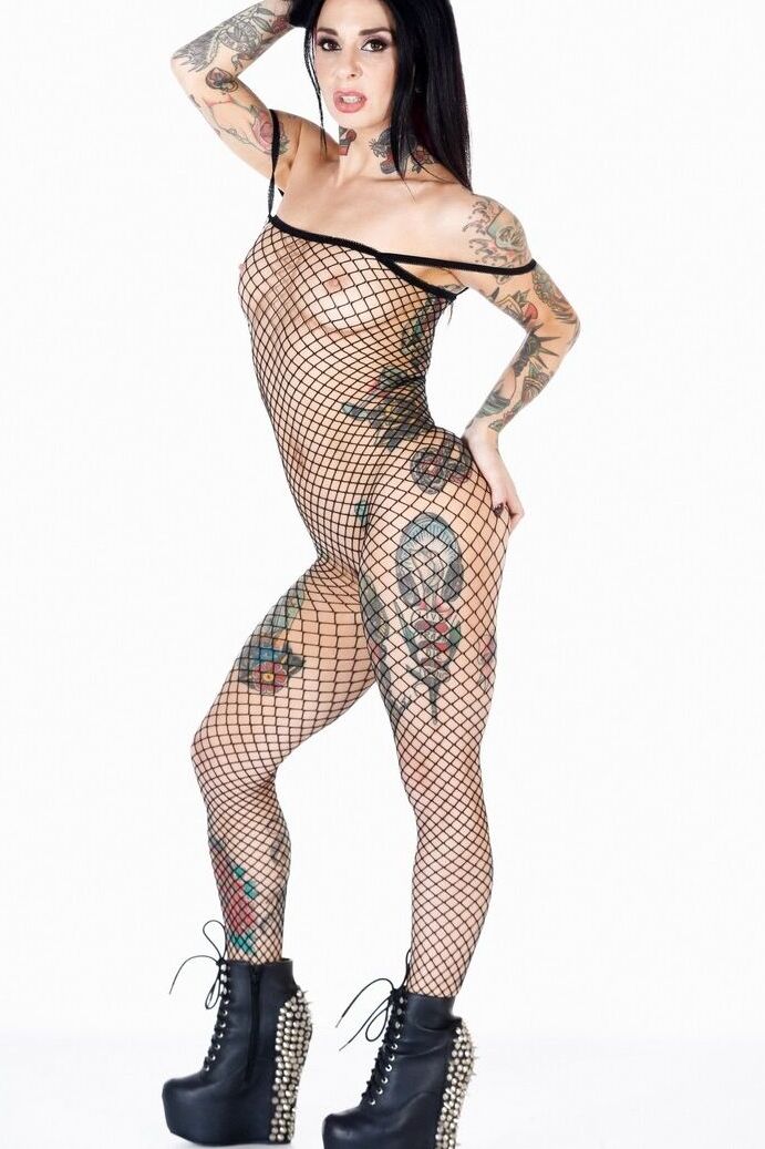 17P La mala culona de Joanna Angel en medias de red