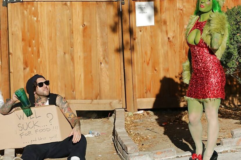 16P Milf amadora de pele verde Joanna Angel está chupando esse poste grande