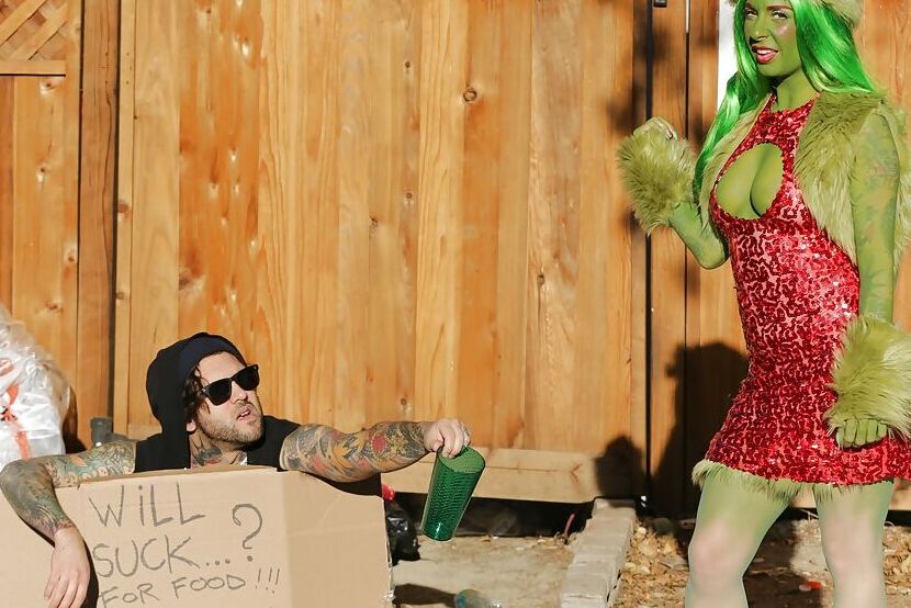 16P Milf amadora de pele verde Joanna Angel está chupando esse poste grande