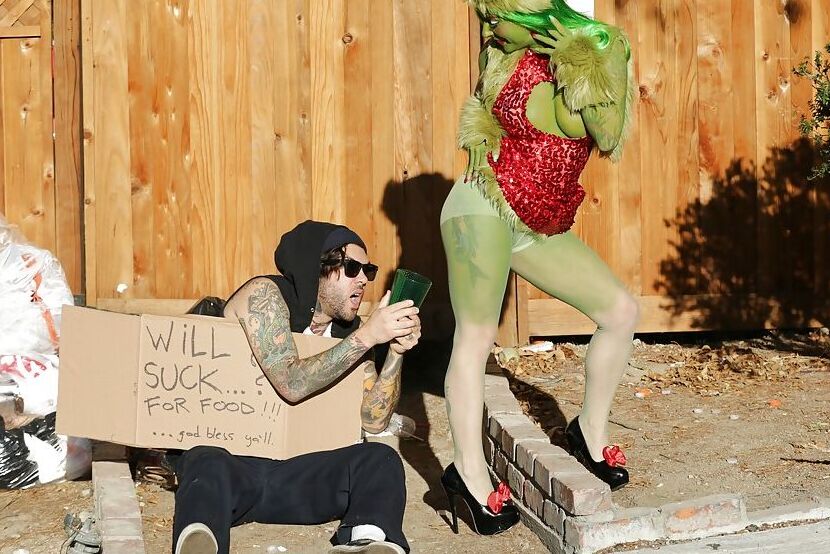 16P Milf amadora de pele verde Joanna Angel está chupando esse poste grande