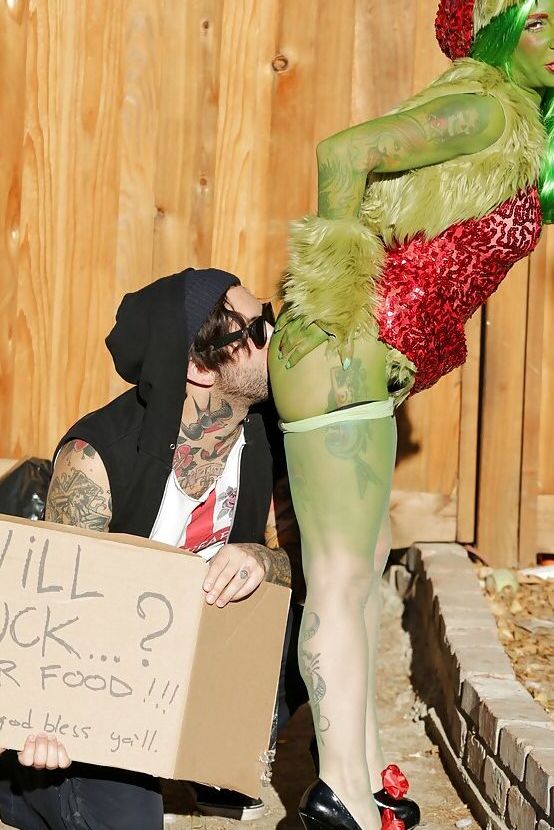16P Milf amadora de pele verde Joanna Angel está chupando esse poste grande