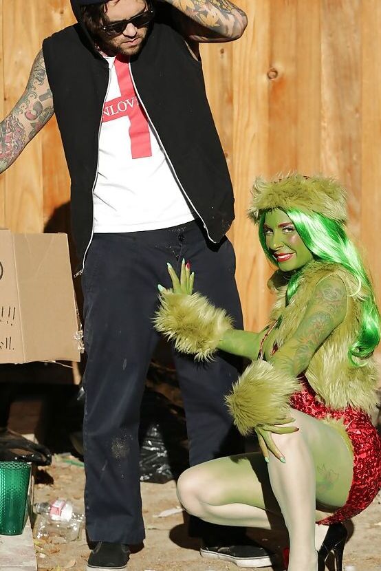 16P Milf amadora de pele verde Joanna Angel está chupando esse poste grande
