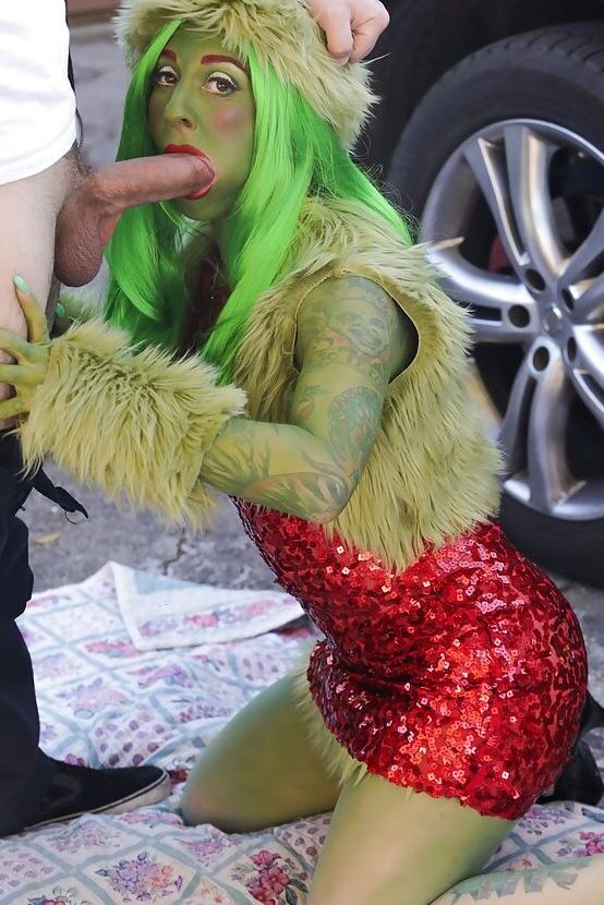 16P Milf amadora de pele verde Joanna Angel está chupando esse poste grande