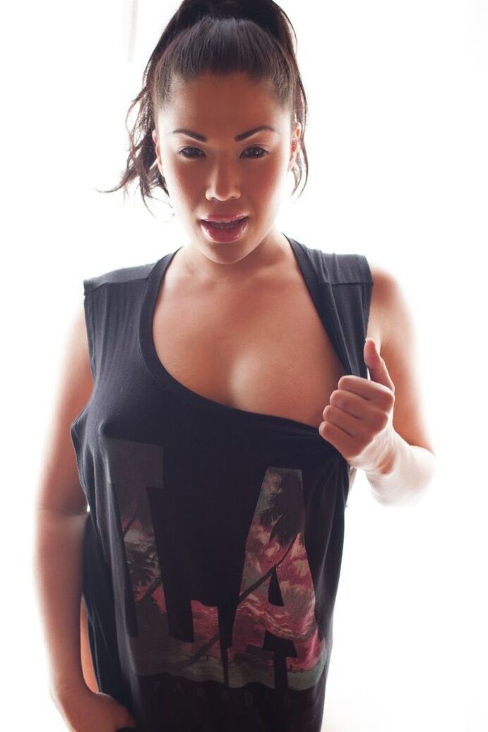 17P Beautiful babe with ponytail London Keyes lets natural tits out and poses