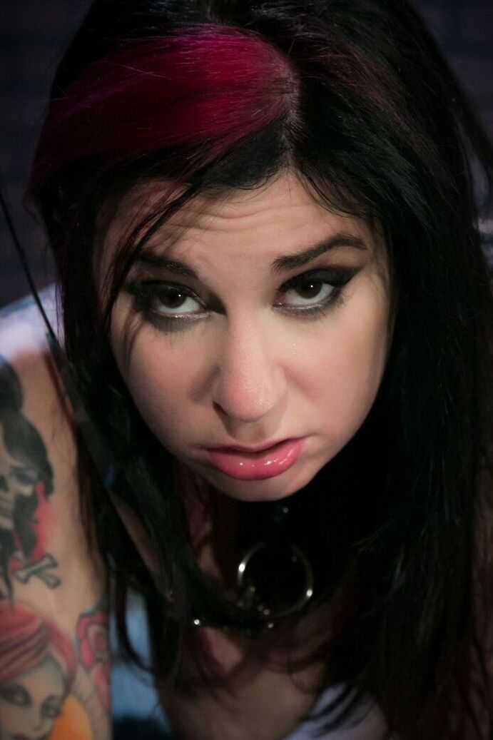 Die 17P-Fetischfreakin Joanna Angel brutzelt in einem DP-Dreier mit riesigem Gesichtsausdruck
