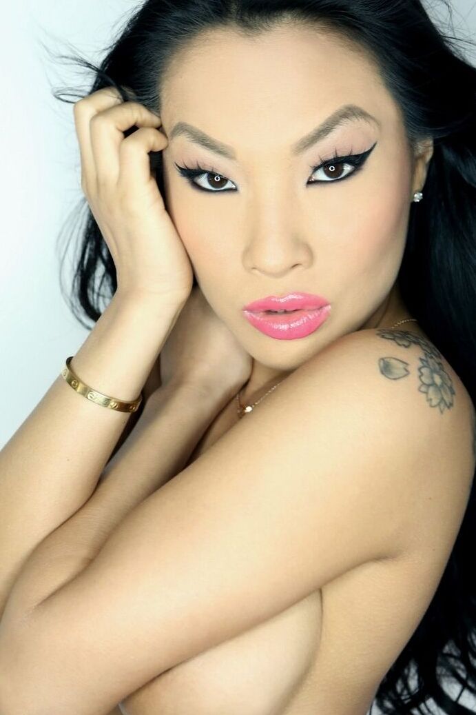 17P A pornstar asiática Asa Akira em lingerie laranja dá as boas-vindas à BBC dentro do idiota