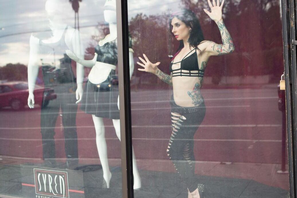 17P La sexy maniquí Joanna Angel cobra vida para quitarse sus sexys pantalones de yoga de spandex