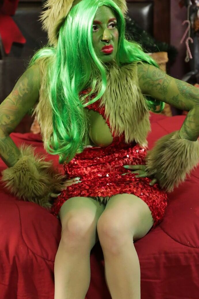 17P Grinch Joanna Angel stiehlt die rothaarige Amber Ivy