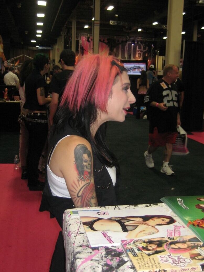 17P La maniaque du fétichisme sexy JOanna Angel et ses filles font la fête à l'expo du sexe