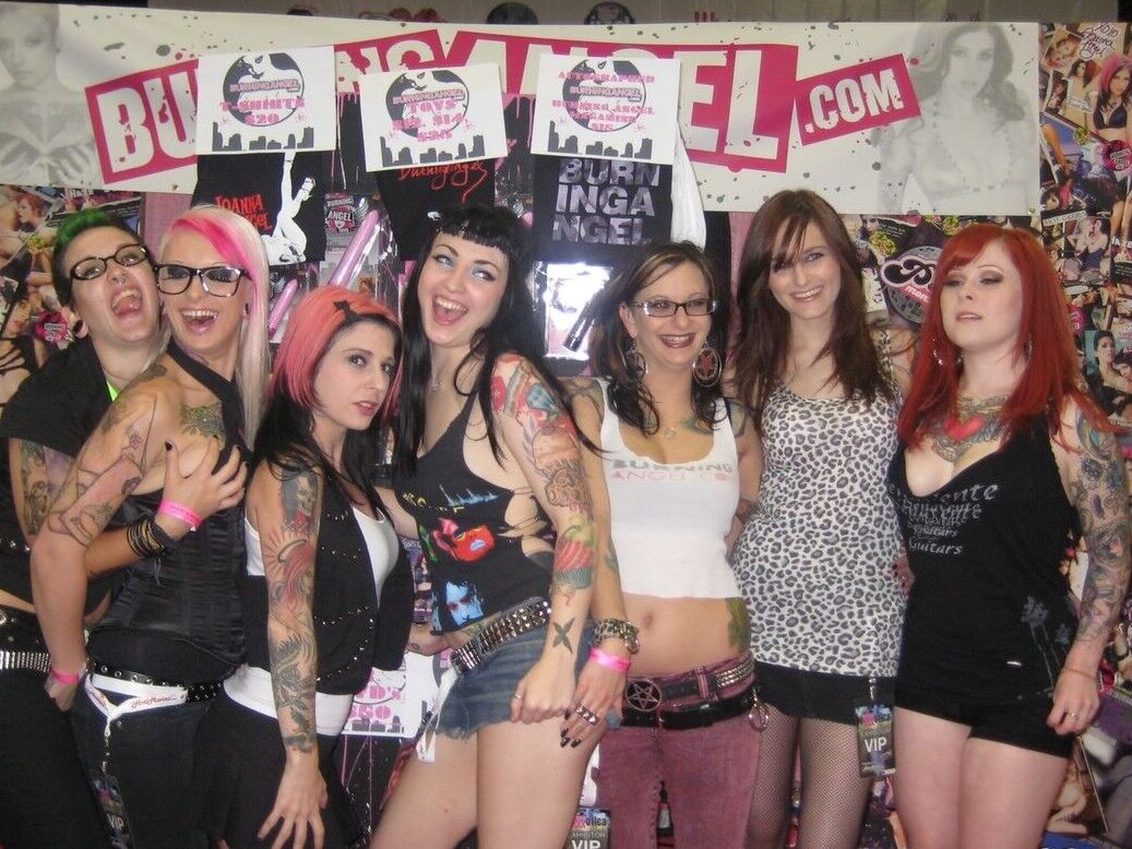 17P La maniaque du fétichisme sexy JOanna Angel et ses filles font la fête à l'expo du sexe