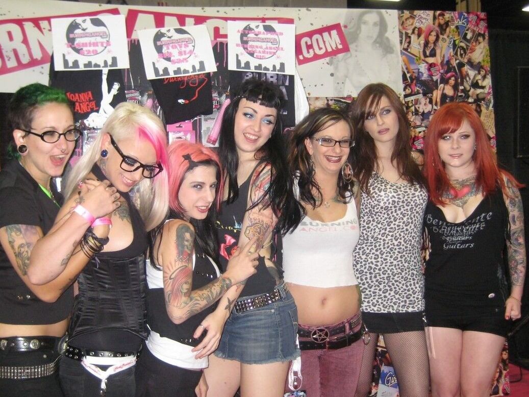 17P La maniaque du fétichisme sexy JOanna Angel et ses filles font la fête à l'expo du sexe