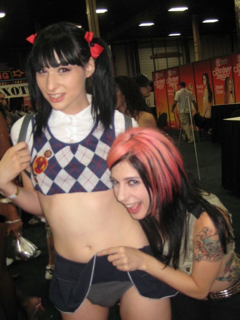 17P La maniaque du fétichisme sexy JOanna Angel et ses filles font la fête à l'expo du sexe